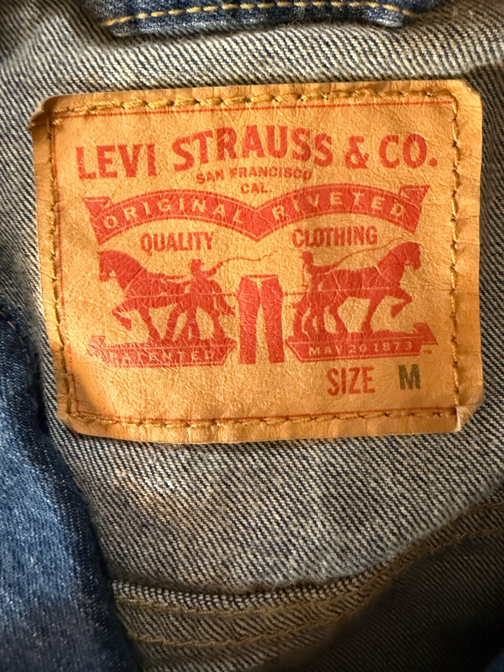 Levi’s Men’s Denim Trucker Jacket Medium Distressed Wash NWT Standard Fit - Picture 9 of 12